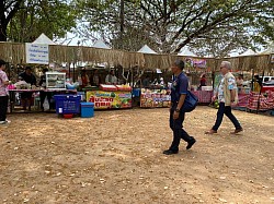 เดินเที่ยวชมตลาดนัด ณ ปราสาทหินเมืองต่ำ