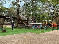 จบจากพนมรุ้ง ก็เที่ยวชมต่อที่ปราสาทหินเมืองต่ำก่อนเข้าก็แวะเดินชมตลาดนัดบริเวณทางเข้ากันก่อน