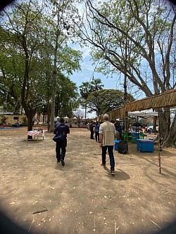 เดินเที่ยวชมตลาดนัด ณ ปราสาทหินเมืองต่ำ