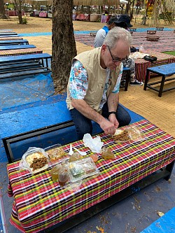 พักกินข้าวก่อนเดินชมปราสาทหิน