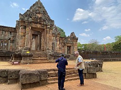หลังพักเที่ยงเสร็จก็เดินชมปราสาทหินกันต่อ