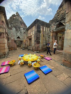 เดินชมปราสาทหินเมืองต่ำในหลังต่อไป