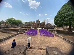 ภายในก็จะมีการจัดเตรียมเก้ากี้ไว้รอพิธี